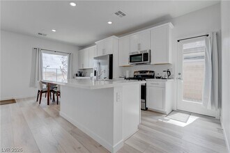 904 Kings Clf Ln in Las Vegas, NV - Building Photo - Building Photo