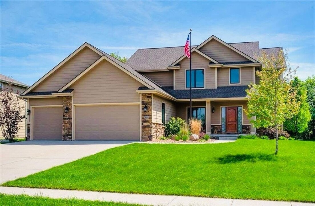 8700 Wooded Point Dr in Johnston, IA - Foto de edificio