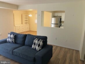 884 Quince Orchard Blvd, Unit T2 in Gaithersburg, MD - Building Photo - Building Photo