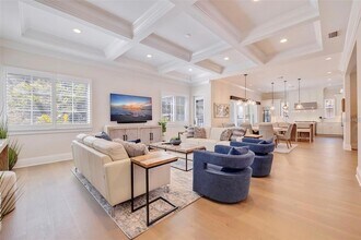294 Bayview Dr NE in St. Petersburg, FL - Building Photo - Building Photo