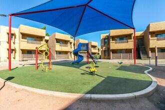 Papago Crossing in Phoenix, AZ - Building Photo - Building Photo