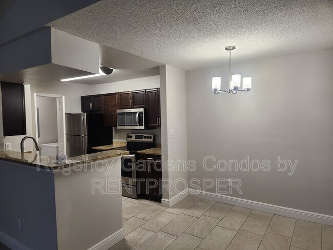 5600 Devonbriar Way in Orlando, FL - Building Photo - Building Photo