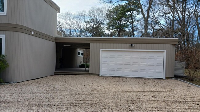 14 Woodland Ln in Quogue, NY - Building Photo - Building Photo