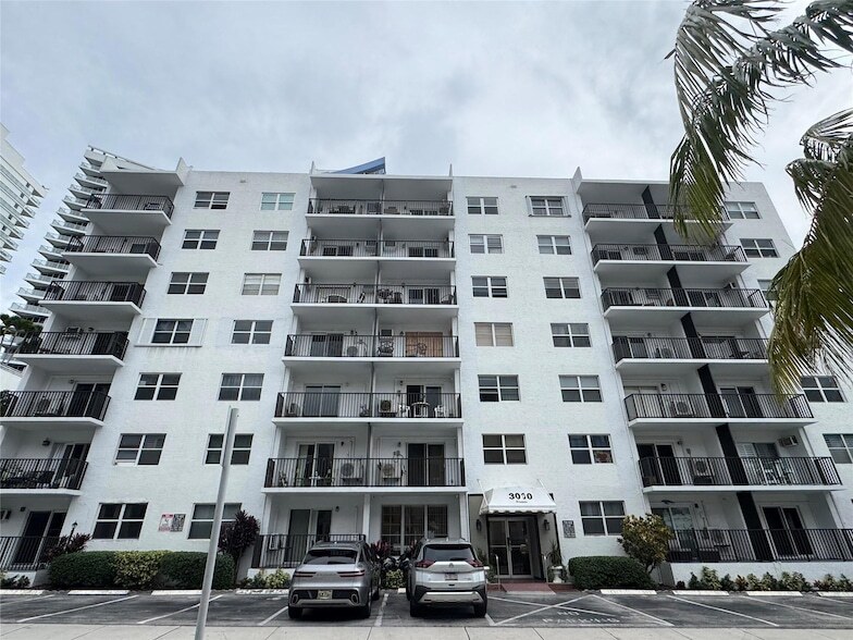 3000 Riomar St, Unit 707 in Fort Lauderdale, FL - Building Photo