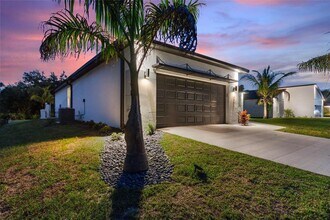 24389 SW Kingsway Cir in Lake Suzy, FL - Foto de edificio - Building Photo