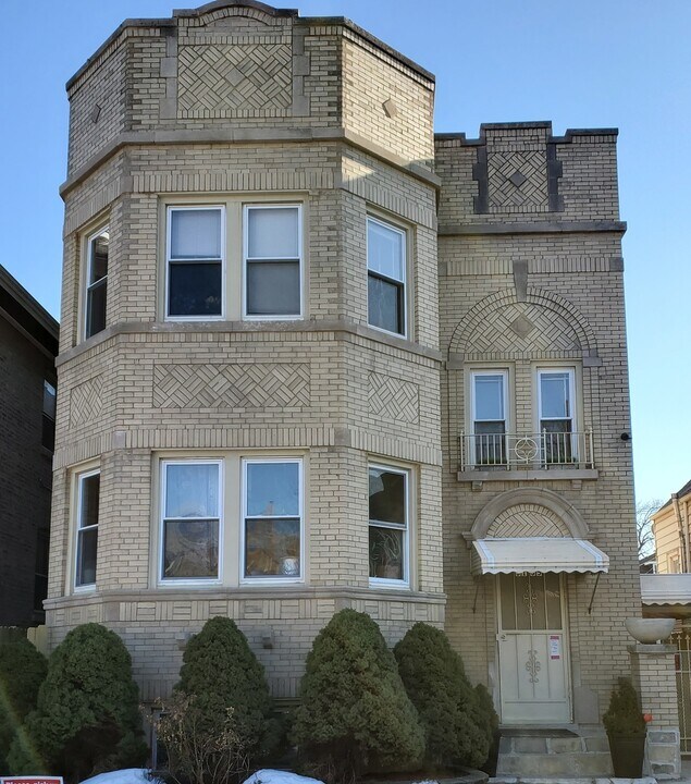 5135 W Roscoe St in Chicago, IL - Building Photo