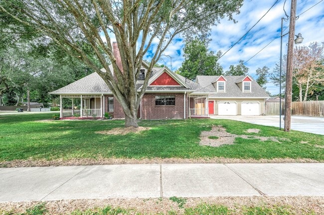 2245 N Austin Ave in Pearland, TX - Building Photo - Building Photo