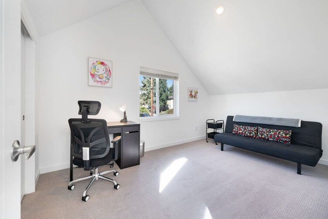 703 N 104th St in Seattle, WA - Building Photo