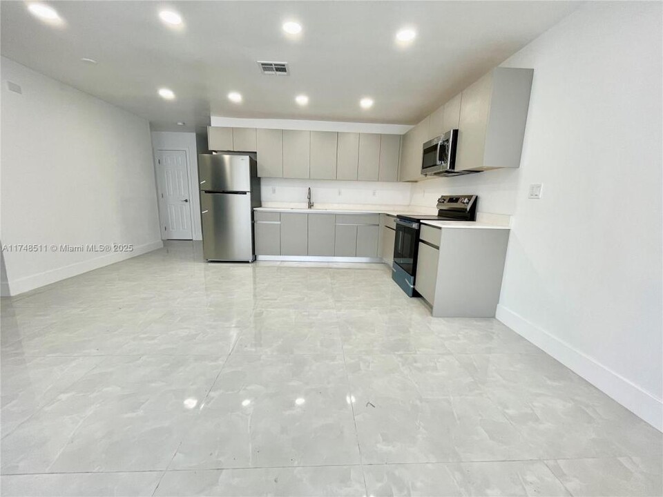 5800-5810 NW 27th Ct in Lauderhill, FL - Building Photo