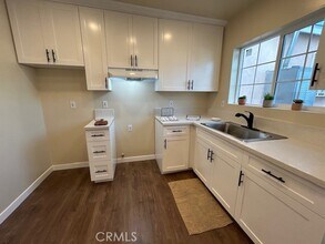 1052 W 109th Pl in Los Angeles, CA - Building Photo - Building Photo