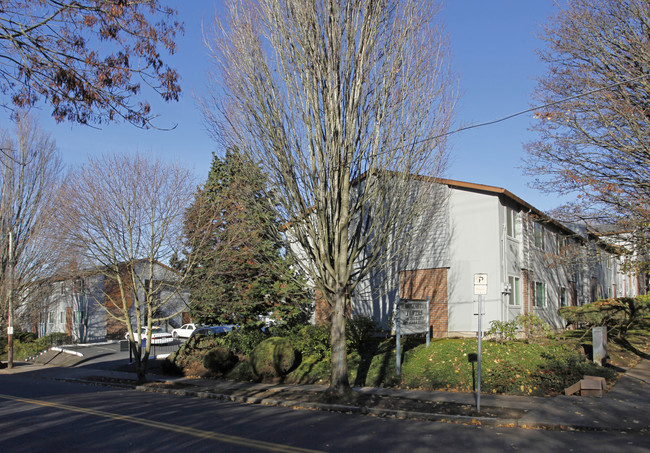 Washington Towers Apartments in Portland, OR - Building Photo - Building Photo