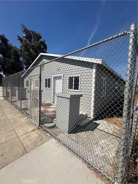 1121 N Anaheim Blvd in Anaheim, CA - Building Photo - Building Photo