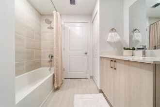 Hidden Lake Apartments in Miami, FL - Building Photo - Building Photo