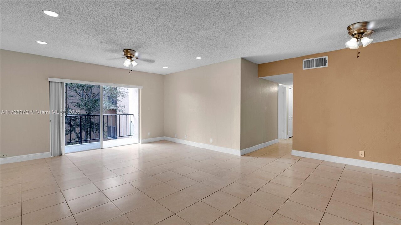 13715 Kendale Lakes Cir, Unit A-311 in Miami, FL - Building Photo