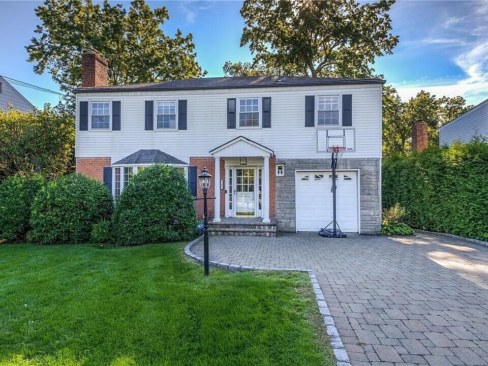 106 New Wilmot Rd in Scarsdale, NY - Building Photo