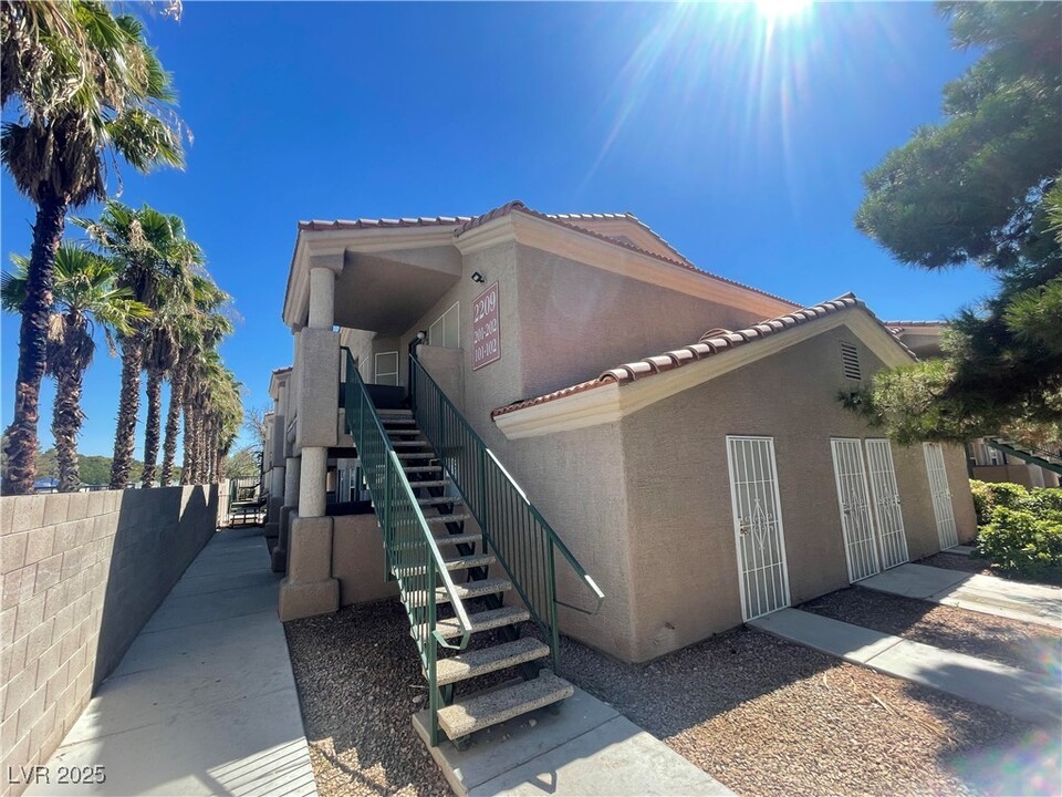 2209 James Bilbray Dr in Las Vegas, NV - Building Photo