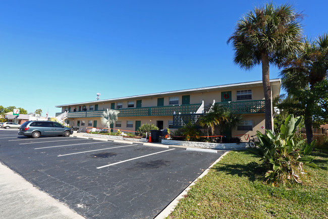 808 Miramar in Cape Coral, FL - Foto de edificio - Building Photo