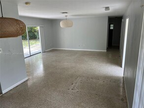 16425 SW 75th Ave in Palmetto Bay, FL - Building Photo - Building Photo