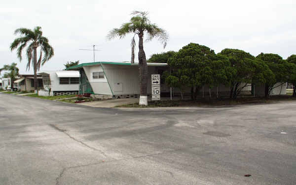 24195 Us Highway 19 N in Clearwater, FL - Building Photo