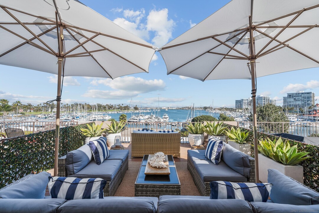 1623 Glorietta Blvd in Coronado, CA - Foto de edificio