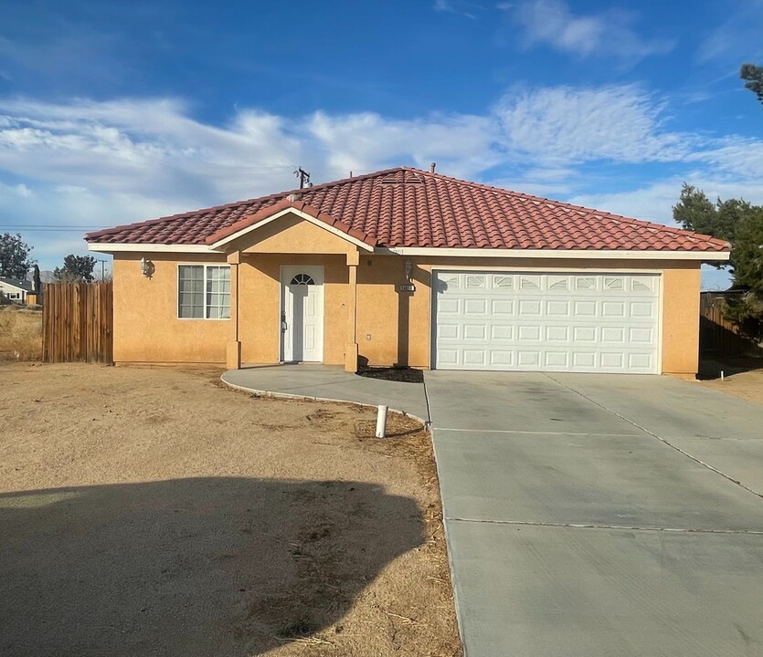 7401 Xavier Ave in California City, CA - Building Photo