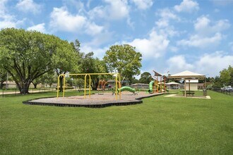 10007 Oakmont Dr in La Porte, TX - Building Photo - Building Photo