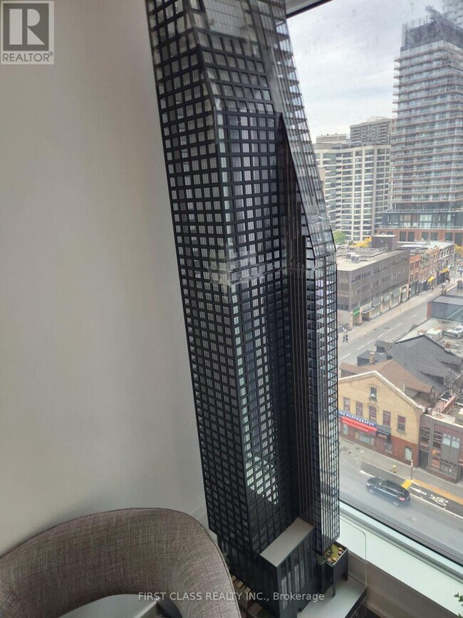 8 Wellesley St W in Toronto, ON - Building Photo - Building Photo