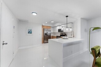2425 Presidential Way, Unit 7040 in West Palm Beach, FL - Building Photo - Building Photo