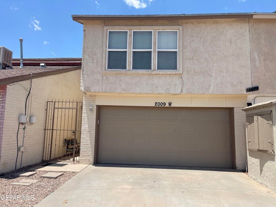 2009 Bobby Jones Dr in El Paso, TX - Building Photo