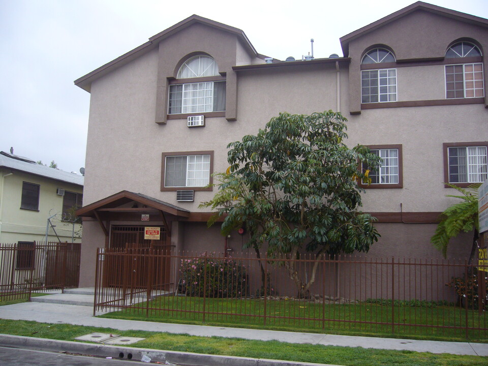 11948 Hart St in Los Angeles, CA - Foto de edificio