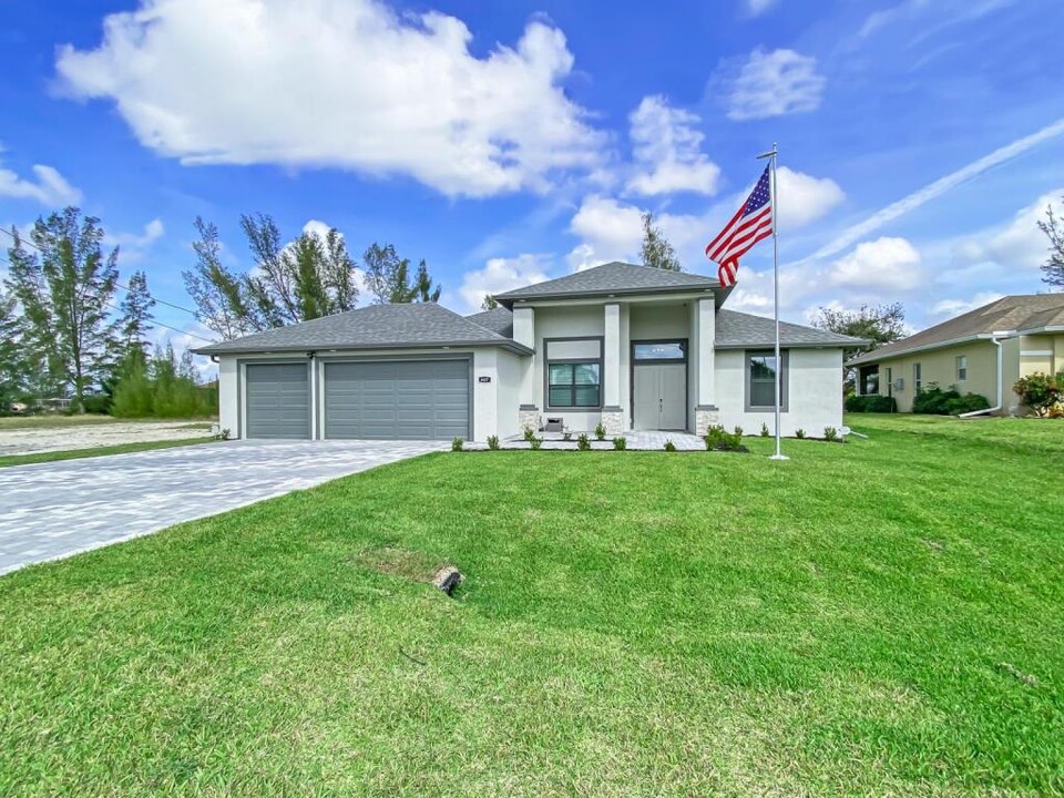 607 SW 22nd Terrace in Cape Coral, FL - Building Photo