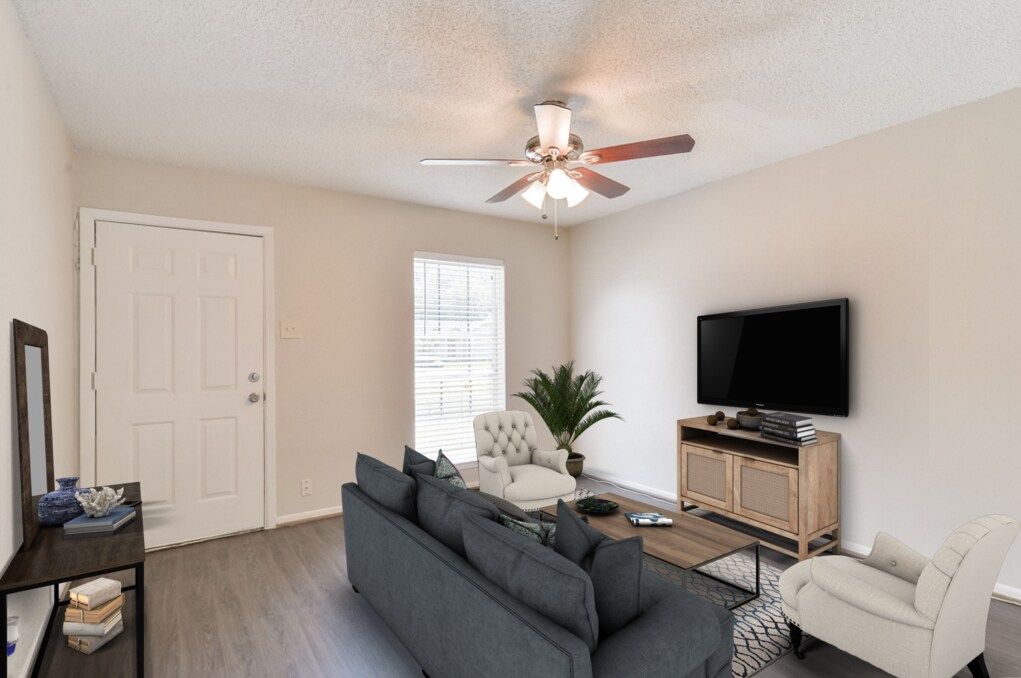 216 E Kiber St in Angleton, TX - Building Photo