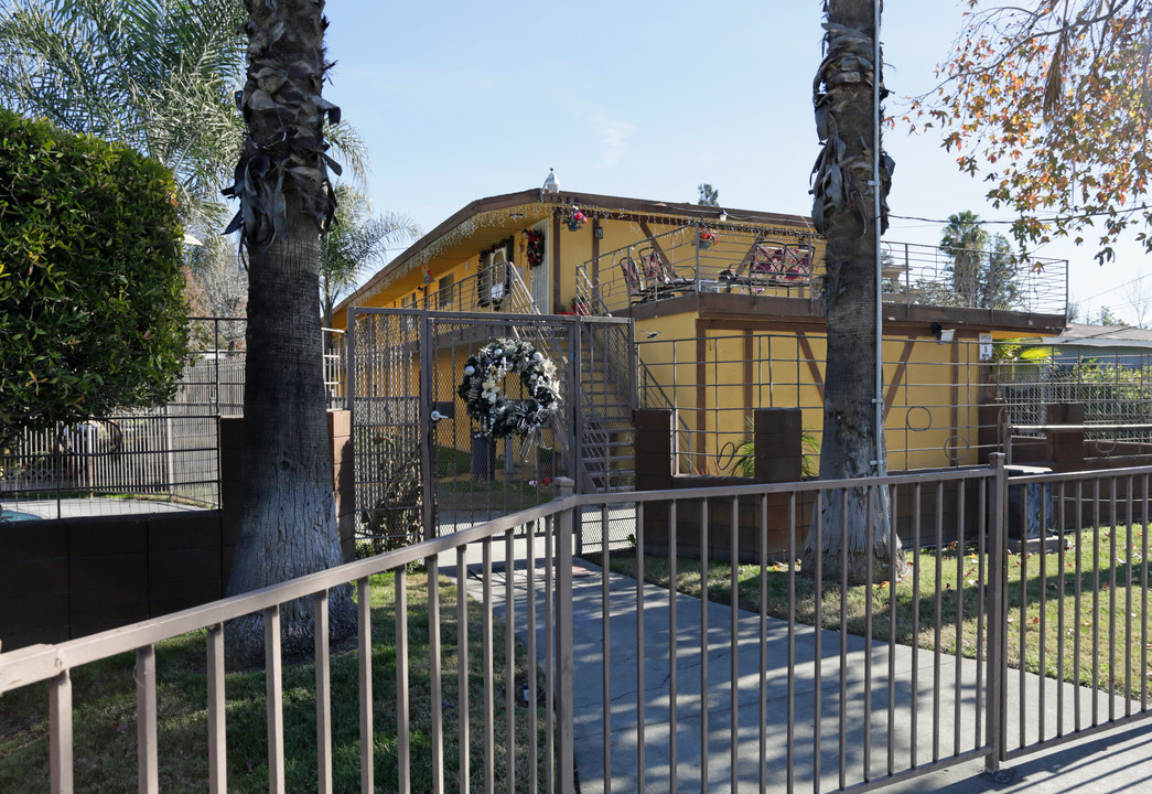 Lugo Courtyard in San Bernardino, CA - Foto de edificio