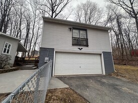 542 Wagon Trail Rd in Harpers Ferry, WV - Building Photo