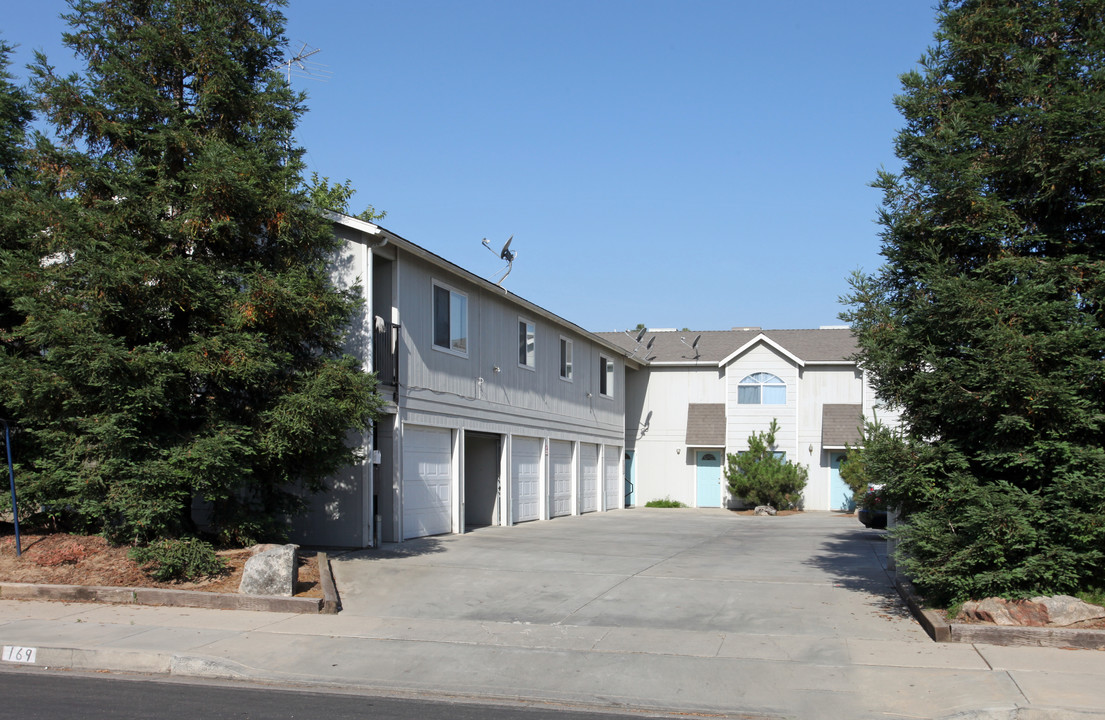 169 N Eaton Ave in Dinuba, CA - Foto de edificio