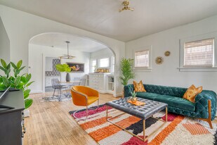 2215 SE Powell Blvd in Portland, OR - Building Photo