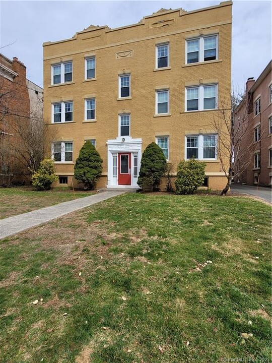 32 Robin Rd in West Hartford, CT - Building Photo
