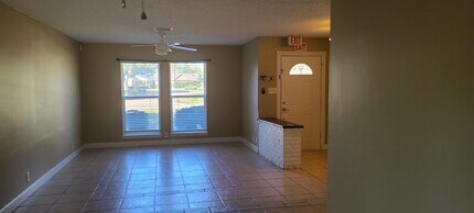 11123 Hazelhurst Dr in Houston, TX - Building Photo - Building Photo