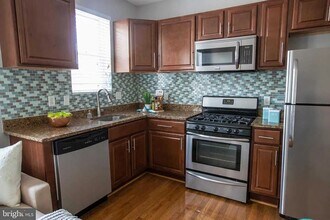 2 17th St SE, Unit 202 in Washington, DC - Foto de edificio - Building Photo