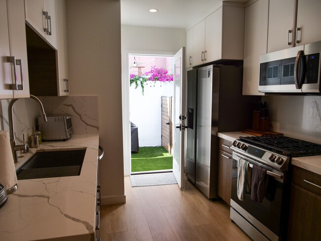 3917 Tilden Ave, Unit Apt B in Culver City, CA - Foto de edificio - Building Photo