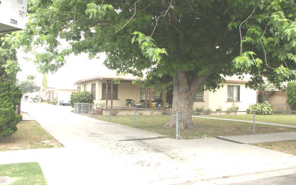 15727-15729 Blaine Ave in Bellflower, CA - Building Photo