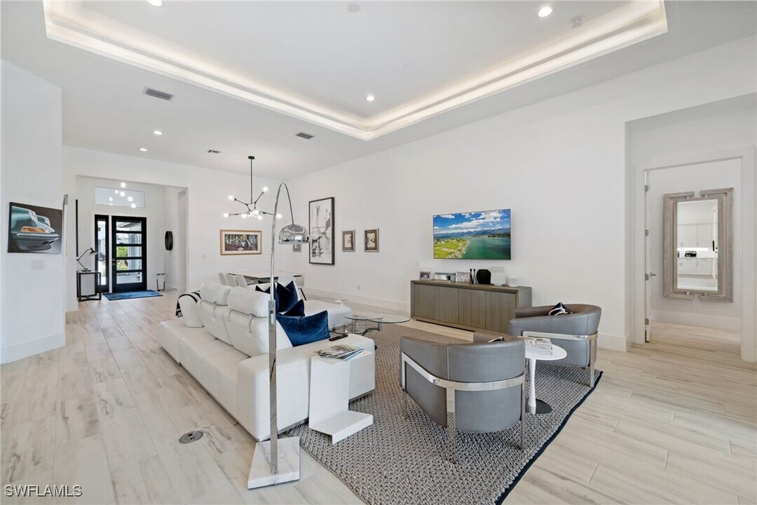 6136 Rodney Bay Ln in Naples, FL - Building Photo