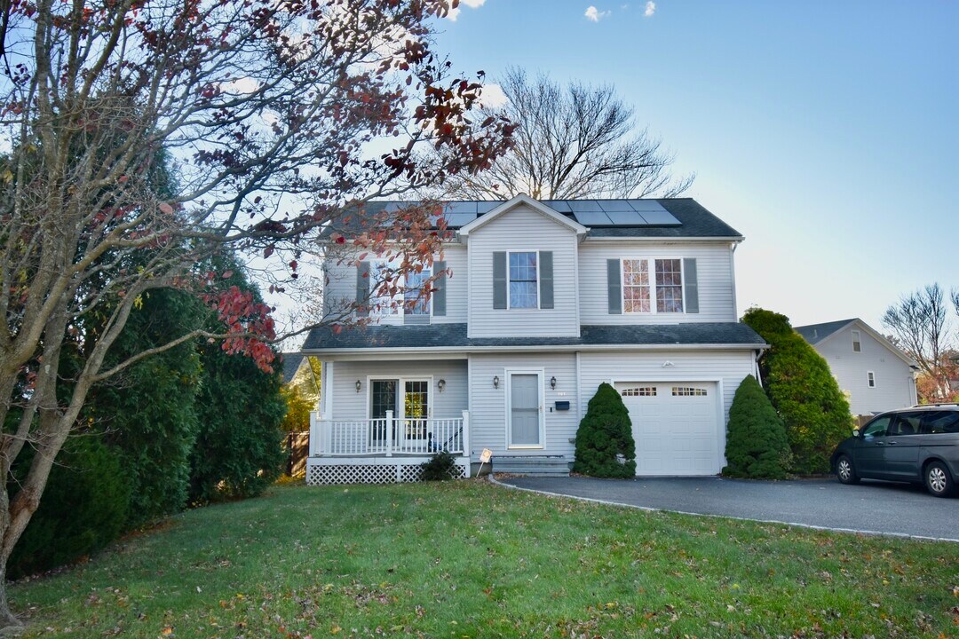 191 Hunyadi Ave in Fairfield, CT - Building Photo