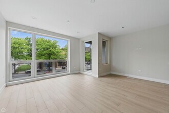 3045 W Irving Park Rd in Chicago, IL - Building Photo - Building Photo