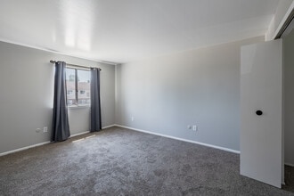 Goddard Estates in Taylor, MI - Foto de edificio - Interior Photo