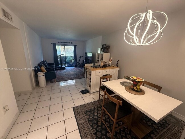 605 NW 72nd Ave in Miami, FL - Building Photo - Building Photo