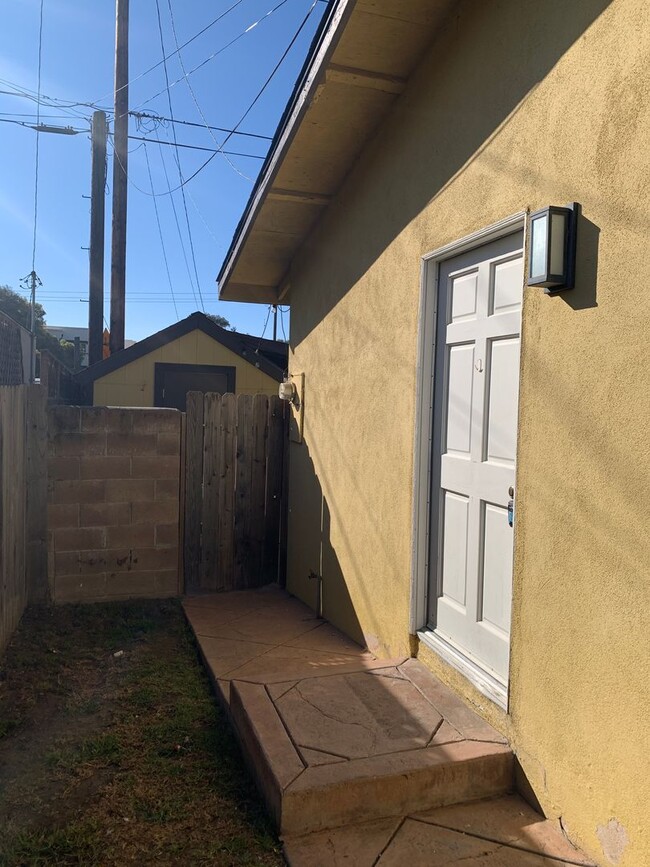 1564 Santa Ynez St in Ventura, CA - Building Photo - Building Photo