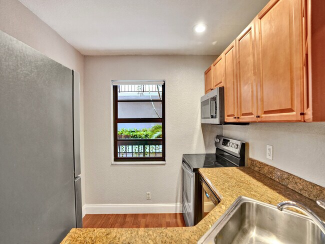 5495 NE 25th Ave, Unit 304 in Fort Lauderdale, FL - Building Photo - Building Photo