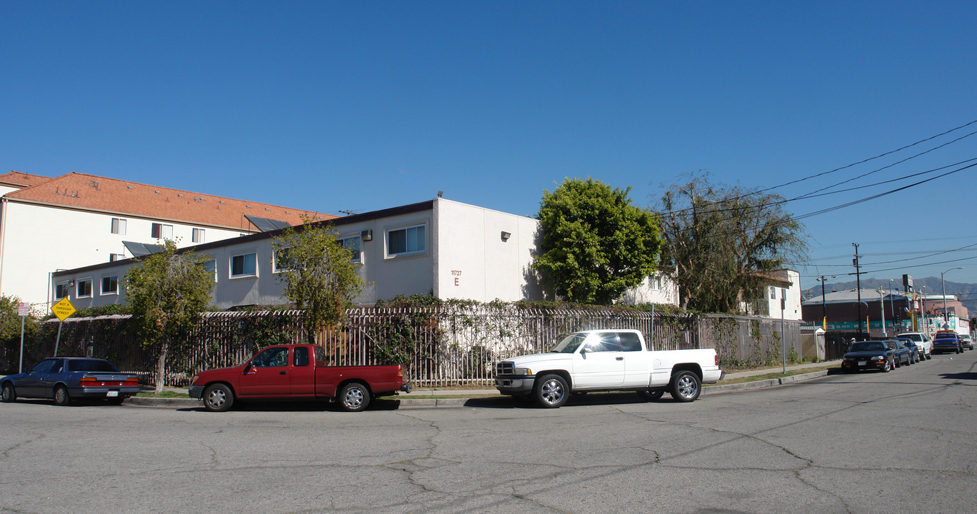 11723 Cohasset St in North Hollywood, CA - Building Photo