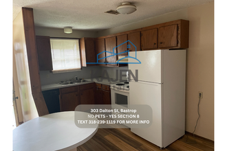 303 Dalton St in Bastrop, LA - Foto de edificio - Building Photo